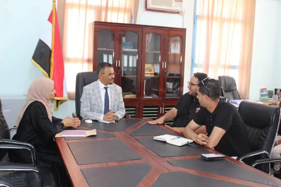 السلطة المحلية بحضرموت تطّلع على مشروع " تمكين الشابات والفتيات اليمنيات من الوصول إلى الاقتصاد الرقمي"